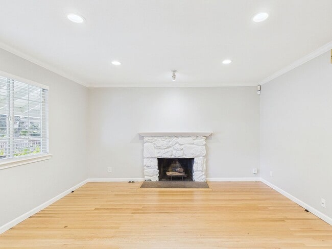 Building Photo - Stunning Turnkey Home in Cambrian!