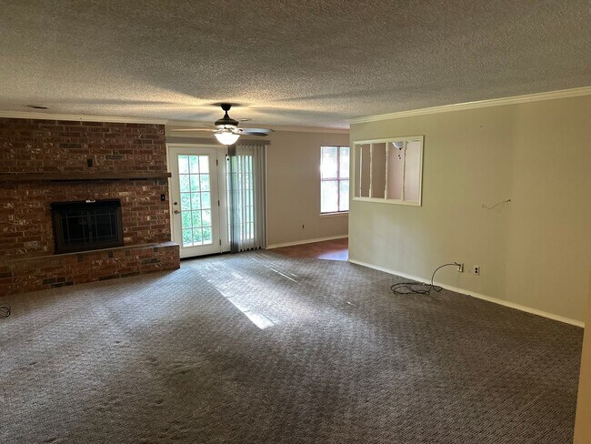Building Photo - Available Now!  3-Bedroom, 2-Bathroom Spri...