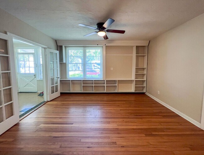 Building Photo - 2/2 House Walking Distance to Campus - Available Fall 2026!