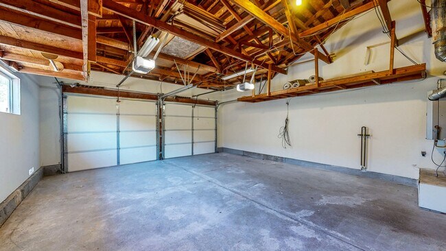 Building Photo - 1925 Leafgreen Dr