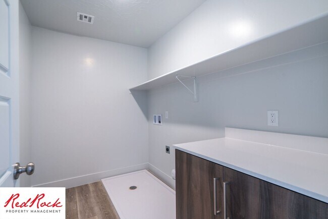 Building Photo - Spacious 4 Bedroom Home Near Hiking Trails