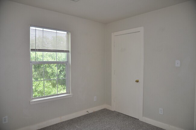 Building Photo - 20734 Settlers Lake Cir N