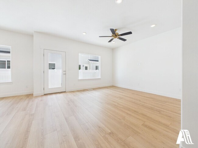 Building Photo - 453 E 650 N