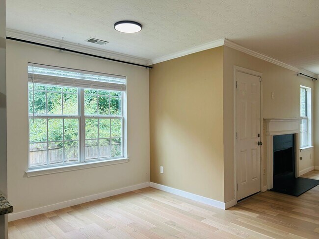 Building Photo - Beautiful 4 bedroom, 2.5 bathroom home in ...
