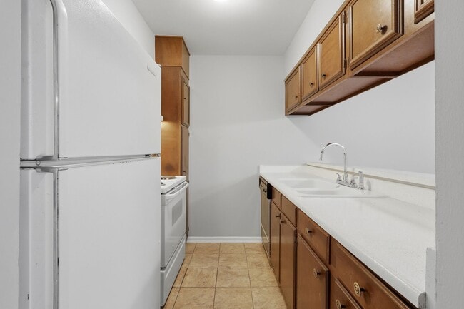 Building Photo - 8702 Village Dr