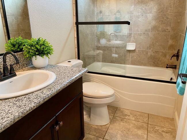 Building Photo - $2,990 Copper River, Beautiful 4 Bedroom -  E. Via Estrella Dr, Fresno / Gated Community