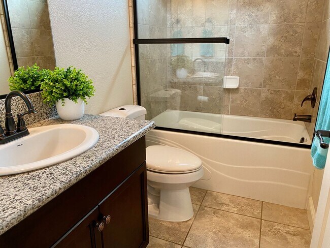 Building Photo - $3,150 Copper River, Beautiful 4 Bedroom -  E. Via Estrella Dr, Fresno / Gated Community