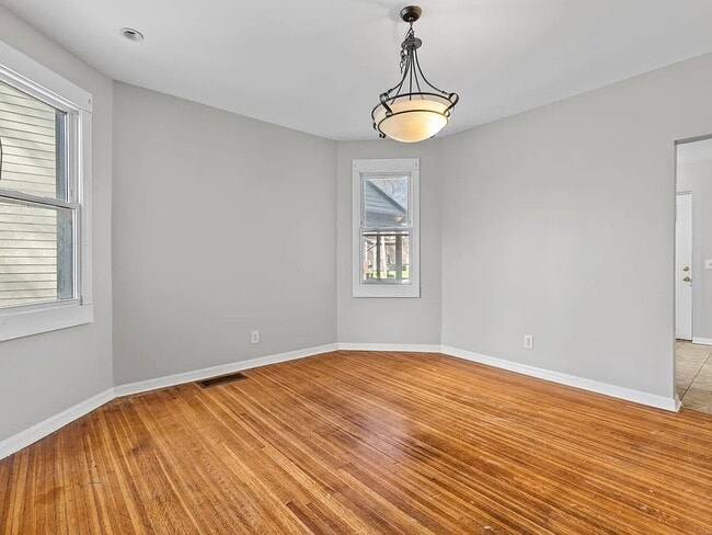 Building Photo - 285 Richard St