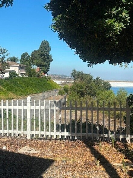 Building Photo - 7083 E Shorecrest Dr
