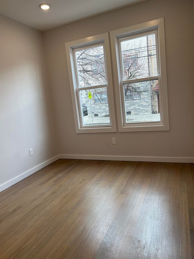 Building Photo - 107 Magazine St