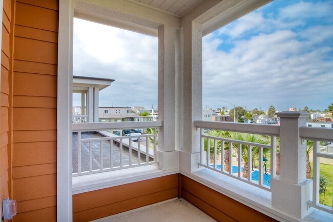 Building Photo - 3 Bedroom Townhome at Bayside Cove!