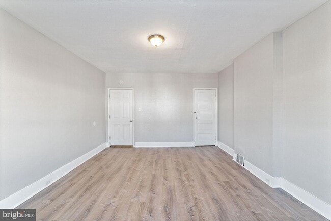 Building Photo - 1249 Kenwood Ave