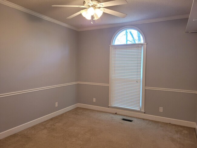Building Photo - 850 Torrey Pines Dr