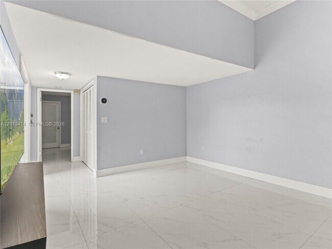 Building Photo - 9133 Fontainebleau Blvd