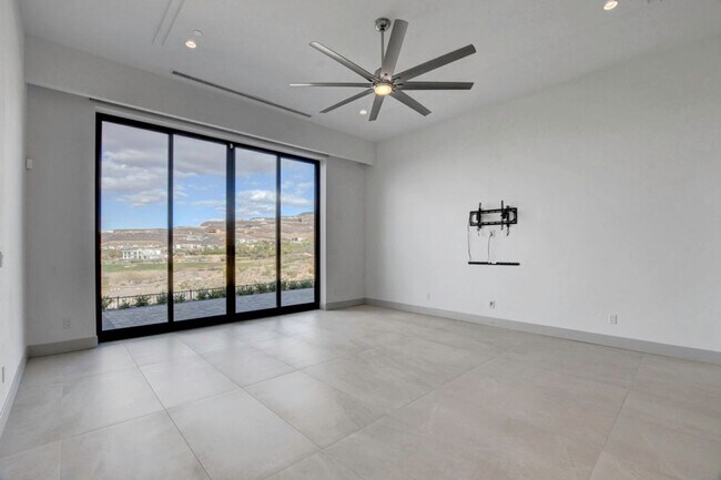 Building Photo - MacDonald Highlands Beauty With Awesome Views