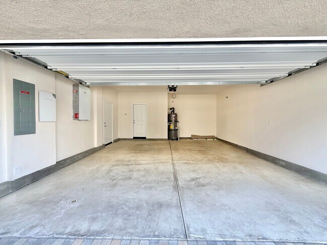 Building Photo - 4553 S Patterson Paseo