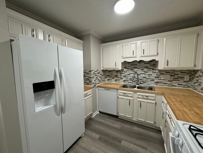 Building Photo - Beautifully Redone