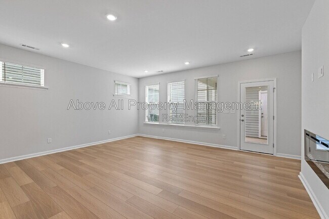 Building Photo - 204 White Oak Gdn Wy
