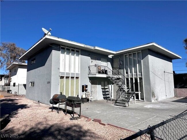 Primary Photo - Bright & Spacious 2-Bedroom Upstairs Unit ...