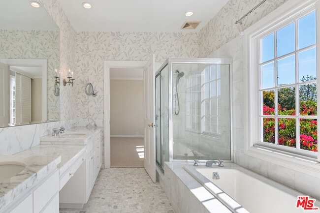 Building Photo - 360 Alma Real Dr