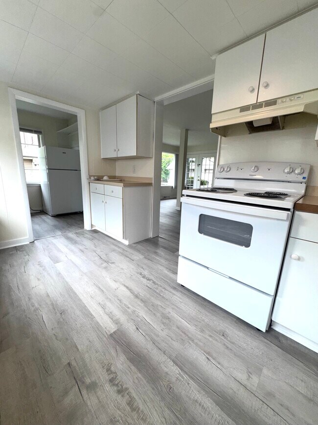 Building Photo - 567 N Walnut St