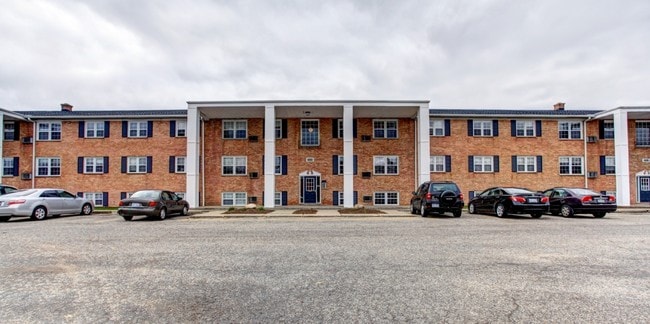 Building Photo - Town & Country Apartments