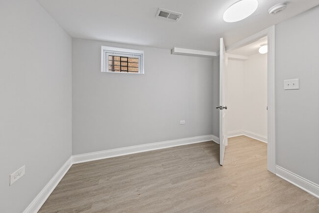 Building Photo - 1638 N Hamlin Ave