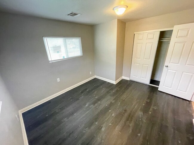 Building Photo - 156 E Marshall Blvd