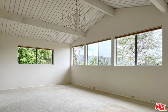 Building Photo - 2325 Banyan Dr