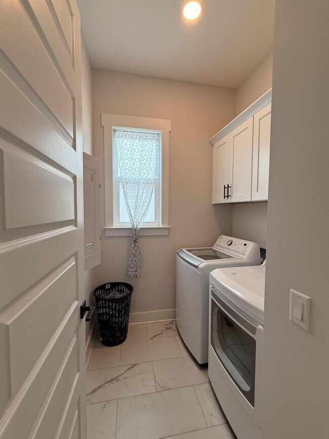 Building Photo - 206 Red Deer Run