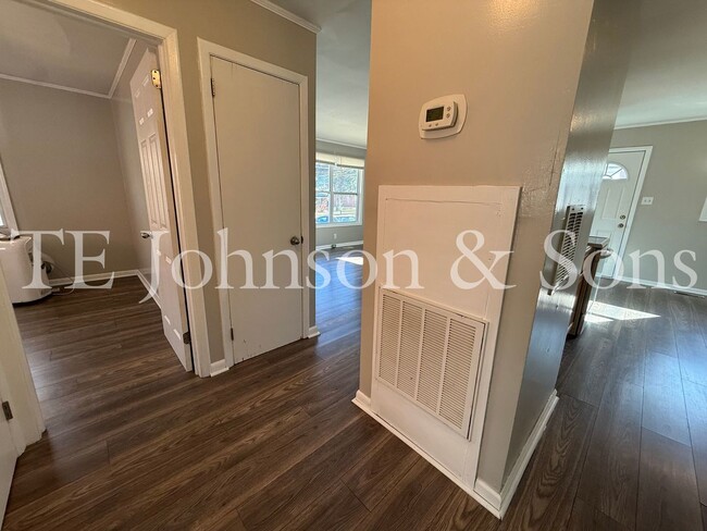 Building Photo - Cozy Greensboro Home with Modern Comforts