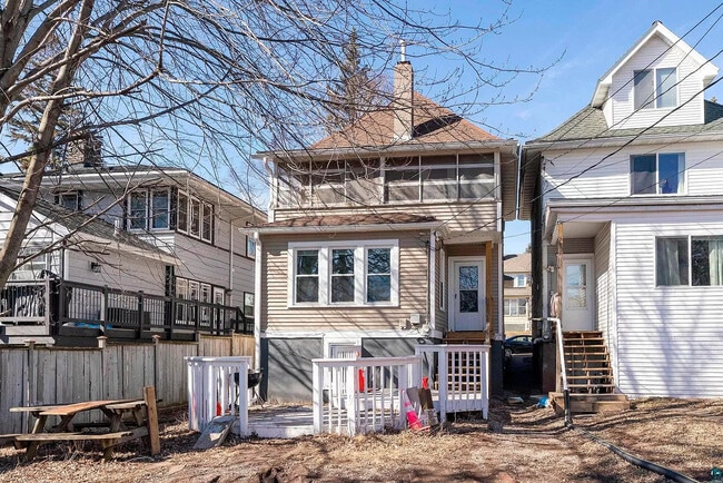 Building Photo - 2114 E 4th St