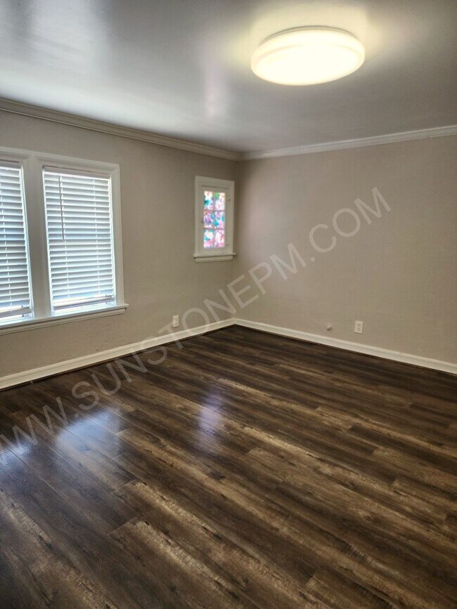 Building Photo - 2 bedroom, 1 bathroom
