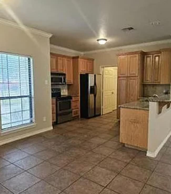 Building Photo - 5 Bedroom Near Campus