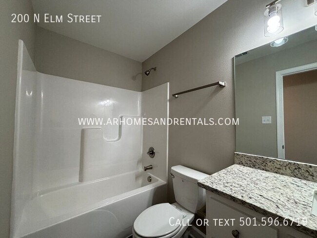 Building Photo - 200 N Elm St