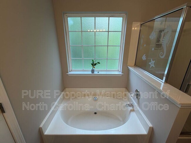 Building Photo - 3385 Hunting Wood Ct