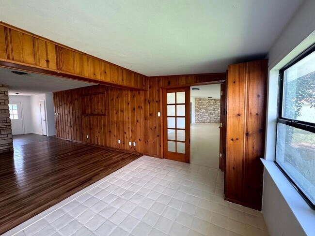 Building Photo - 101 Lake Breeze Dr