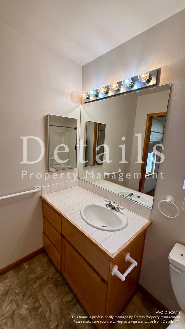 Building Photo - 140 NE Teri Ct
