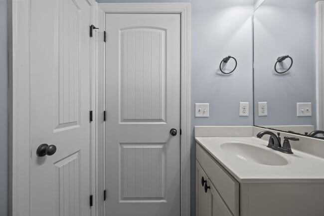 Building Photo - 115 Hampton Dr