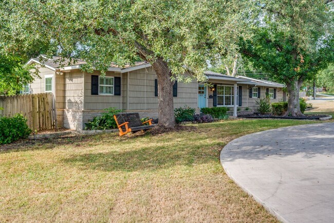 Building Photo - TERRELL HILLS 3-BEDROOM, SINGLE STORY