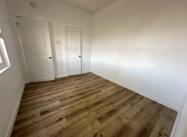 Building Photo - Charming 1 Bed 1 Bath Unit - Move in Speci...