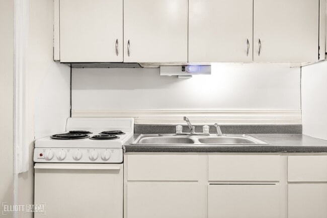Building Photo - Charming One Bed One Bath In the Garden Di...
