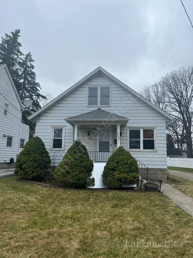 Building Photo - Charming 2-bedroom, 1-bathroom home locate...