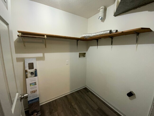 Building Photo - 2 Bedroom Apartment
