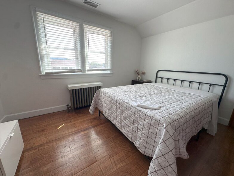 Building Photo - 303 N Delphine Ave