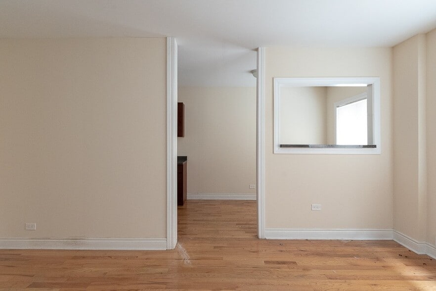 Building Photo - 617 W Cornelia Ave