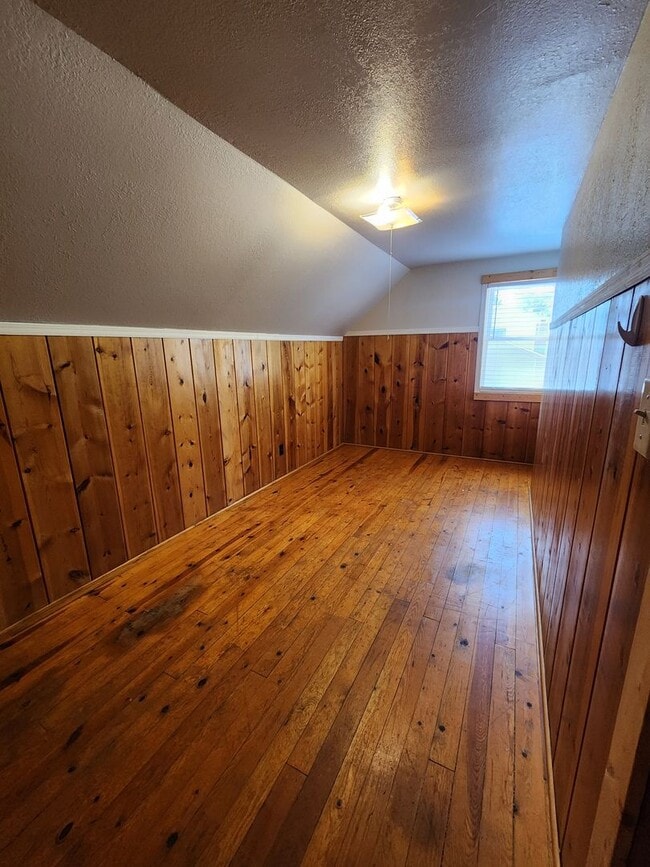 Building Photo - Charming Old-School 4-bedroom Home for Rent!
