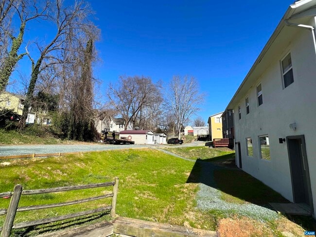 Building Photo - 1307 King St