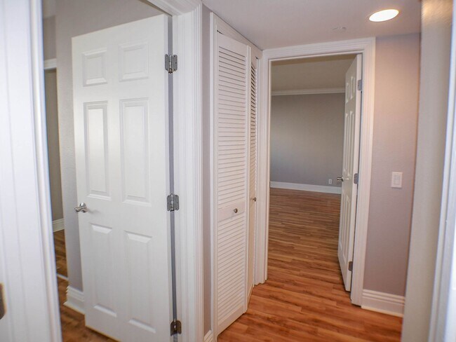 Building Photo - 2BD/2BA Dual Master Condo of secured building in highly sought after Boutique Bella Capri building.