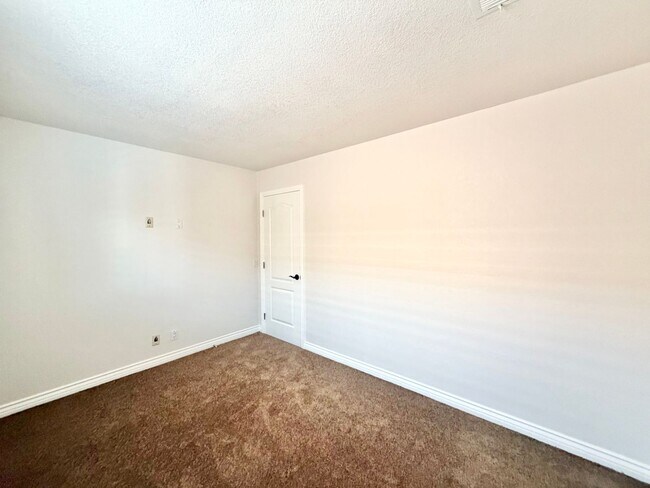 Building Photo - Open-Concept 3 Bedroom 2.5 Bathroom Home with Soaring Ceilings & Spacious Backyard